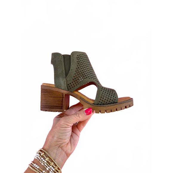 VERY G Shoes - NEW VERY G women's milsy sandals in olive green